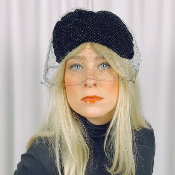 Vintage 1950's Eatons of Canada Black Velvet Fascinator Pillbox Hat with Lace - Picture 8 of 14